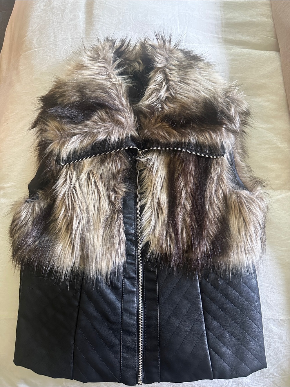 Ci Sono Black Quilted Vest with Faux Fur Multicolor Collar